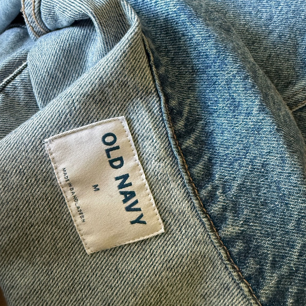 Old Navy Women’s Relaxed Fit Denim Jacket Size Medium - Picture 5 of 7